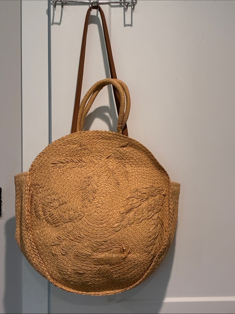 Round Woven Straw Tote Bag - Natural Tan.  B30
